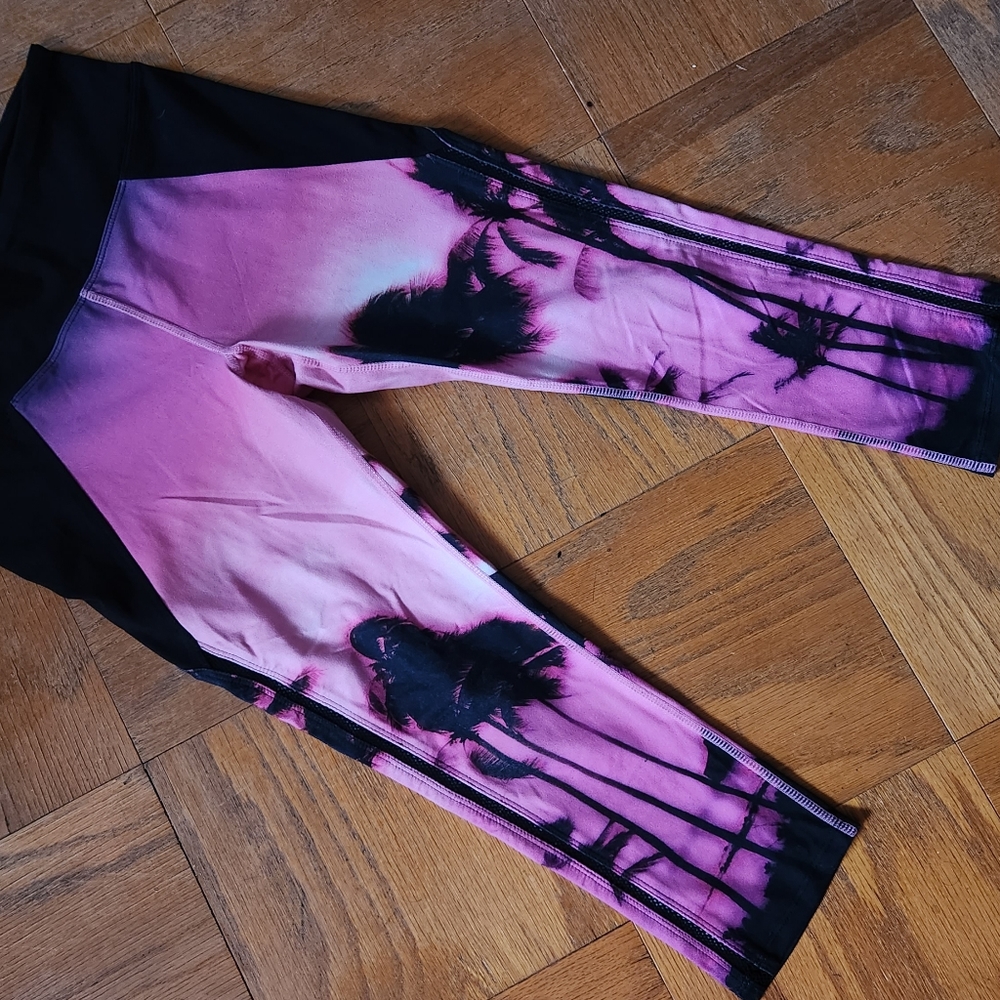 $60 designer betsey johnson 3/4 length palm tree print workout/running legging S